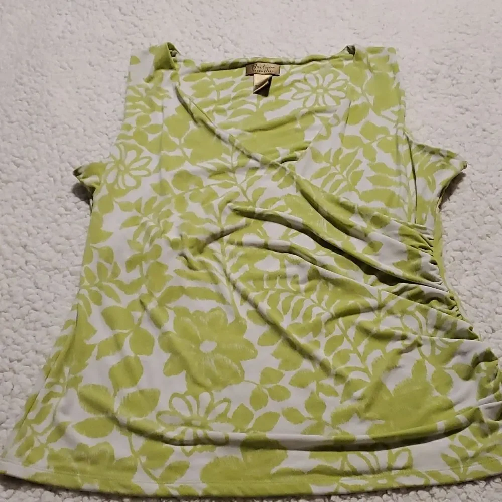 BOUTIQUE ESSENTIALS SLEEVELESS TOP - Picture 1 of 7